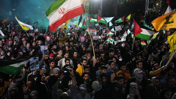 Iranian demonstrators wave Iranian, Palestinian and Lebanon's militant Hezbollah group flags in a pro-Palestinian rally at the Felestin (Palestine) Sq. in Tehran, Iran, Friday, Oct. 20, 2023. - Sputnik भारत