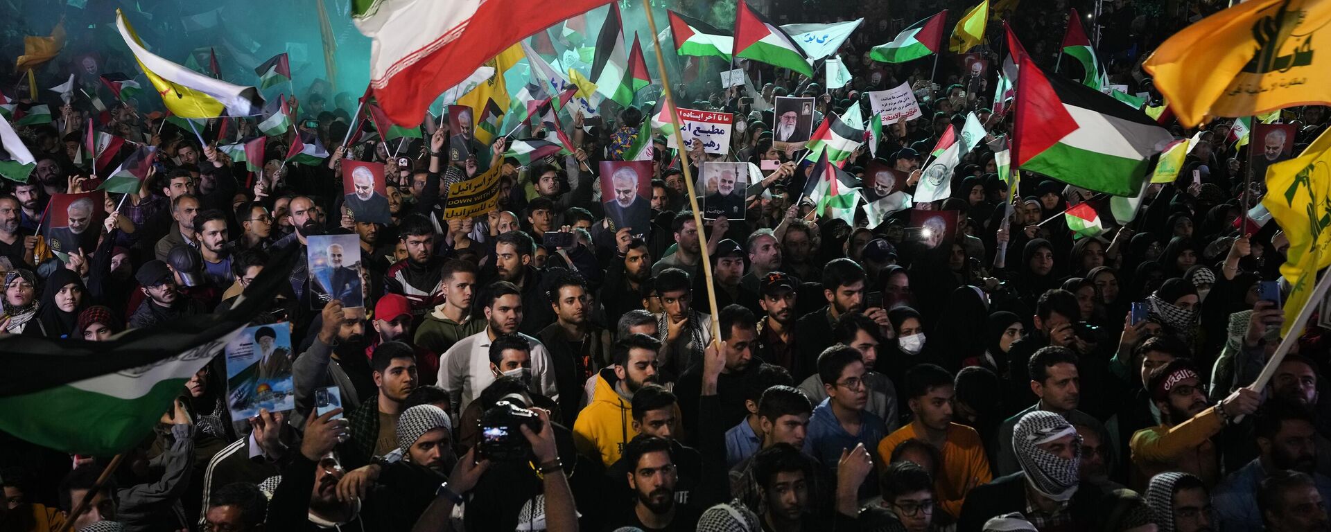 Iranian demonstrators wave Iranian, Palestinian and Lebanon's militant Hezbollah group flags in a pro-Palestinian rally at the Felestin (Palestine) Sq. in Tehran, Iran, Friday, Oct. 20, 2023. - Sputnik भारत, 1920, 16.01.2024