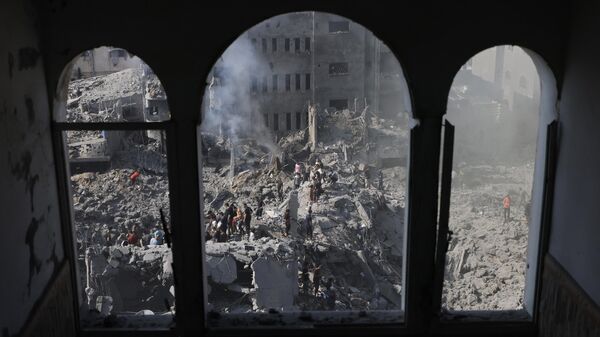 People sift through the smouldering rubble of buildings destroyed in an Israeli strike on the Bureij refugee camp in the central Gaza Strip on November 2, 2023.  - Sputnik भारत