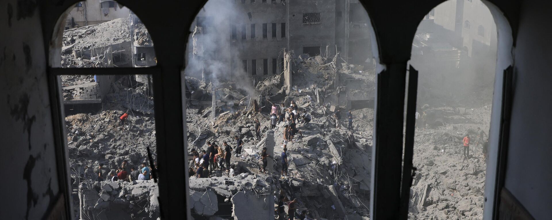 People sift through the smouldering rubble of buildings destroyed in an Israeli strike on the Bureij refugee camp in the central Gaza Strip on November 2, 2023.  - Sputnik भारत, 1920, 13.11.2023