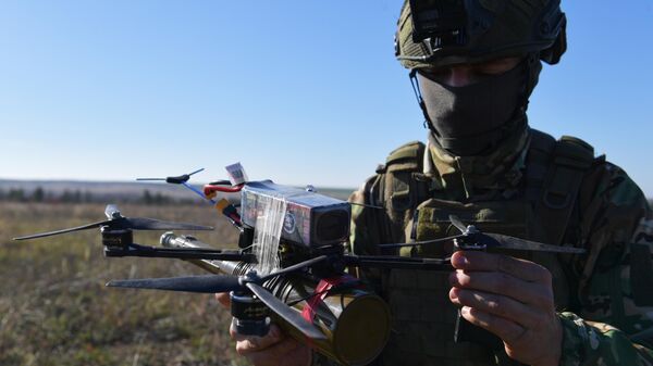 FPV дрон-камикадзе в руках разведчика Новороссийского десантно-штурмового горного соединения на Запорожском направлении ВСО - Sputnik India