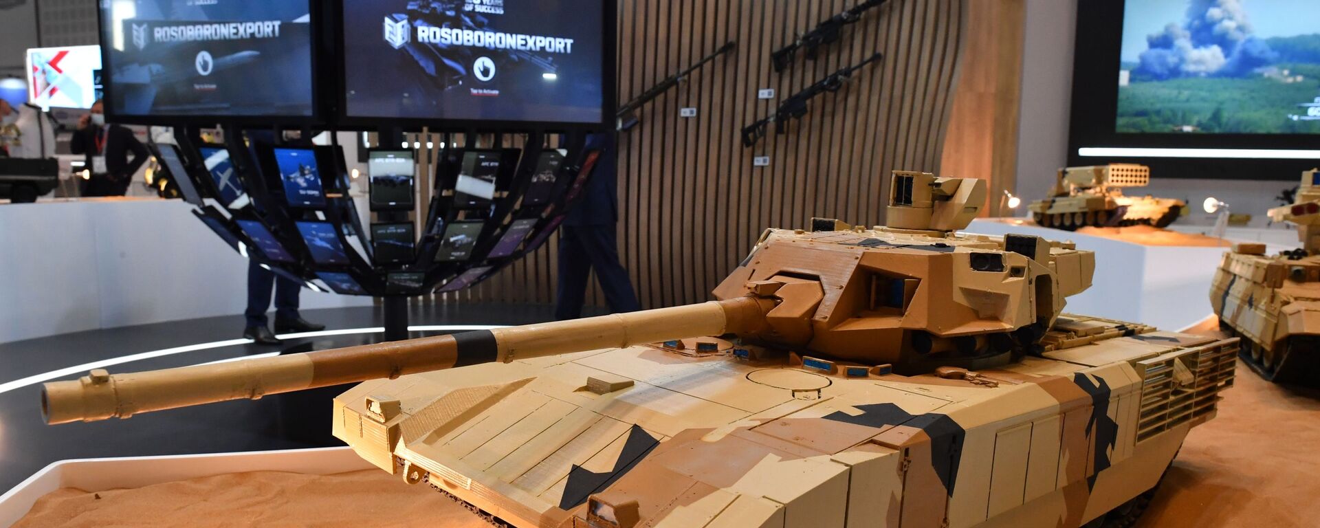 A model of the T-14 Armata tank is seen on the stand of Rosoboronexport at the IDEX-2021 military exposition in Abu-Dhabi - Sputnik India, 1920, 03.11.2023