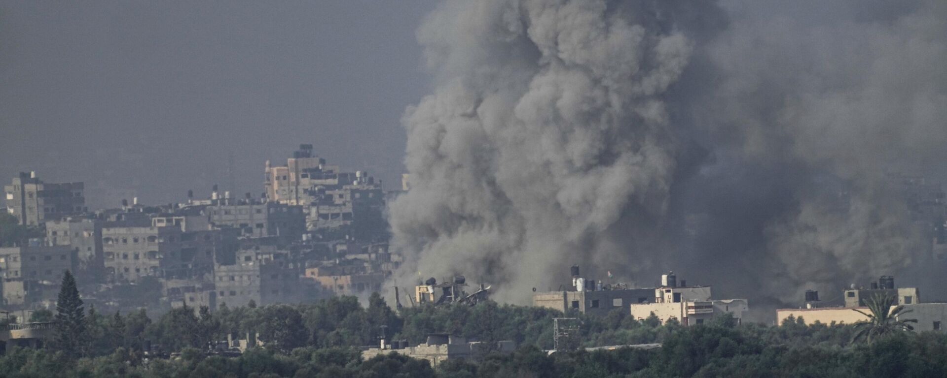 Smoke rises following an Israeli airstrike in the Gaza Strip - Sputnik India, 1920, 06.11.2023