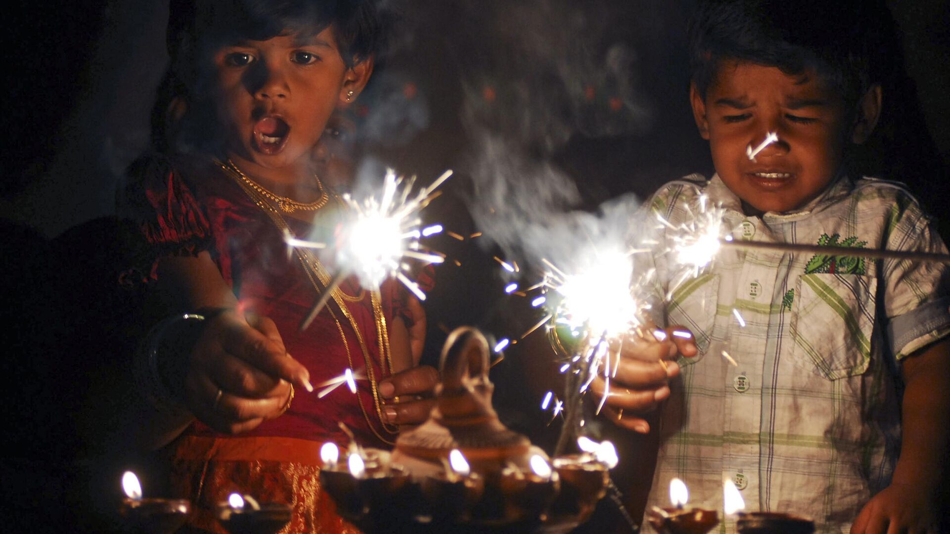 Children burn fire crackers on the eve of Diwali - Sputnik India, 1920, 04.11.2023