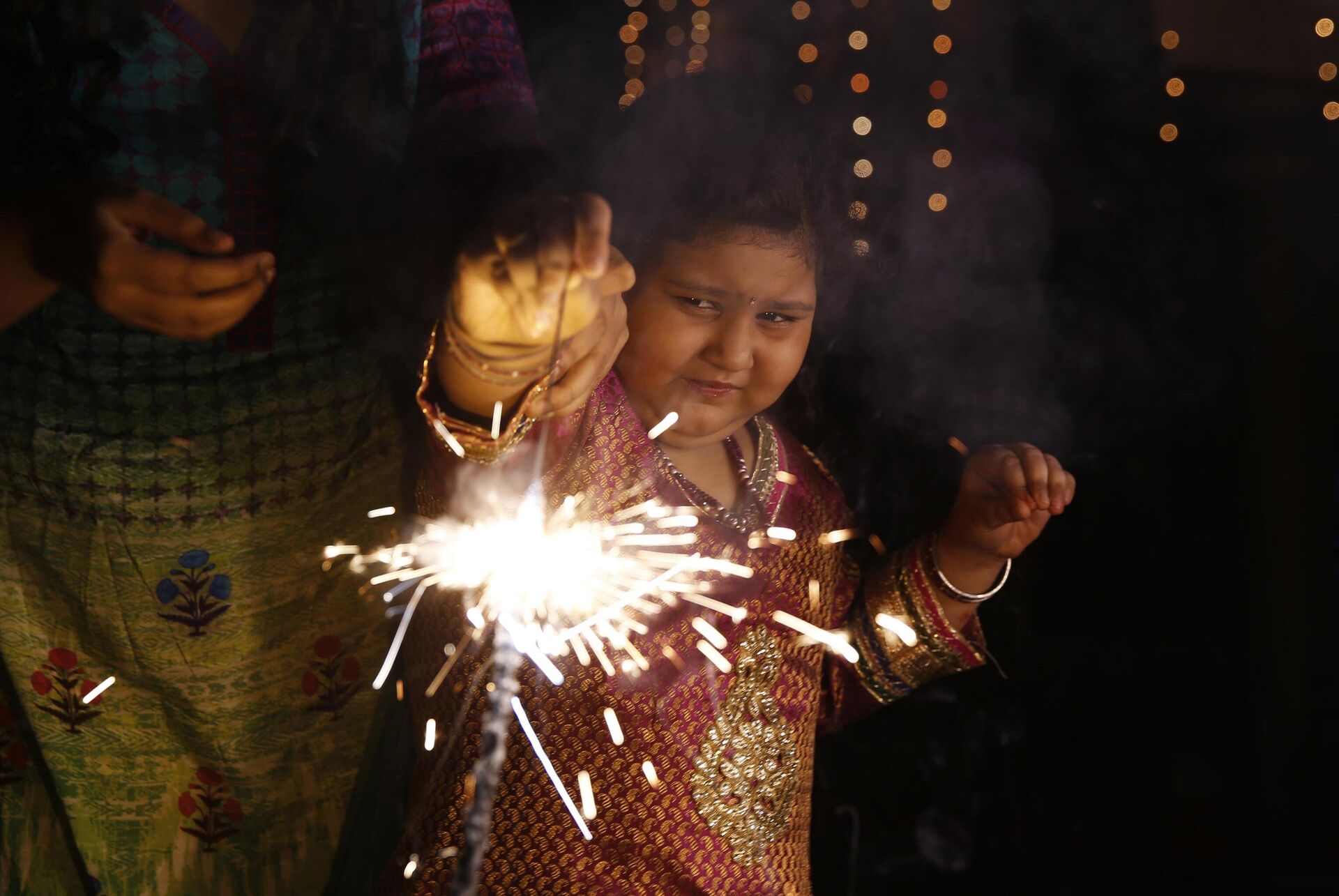 A child plays with firecrackers during Diwali celebrations  - Sputnik India, 1920, 04.11.2023