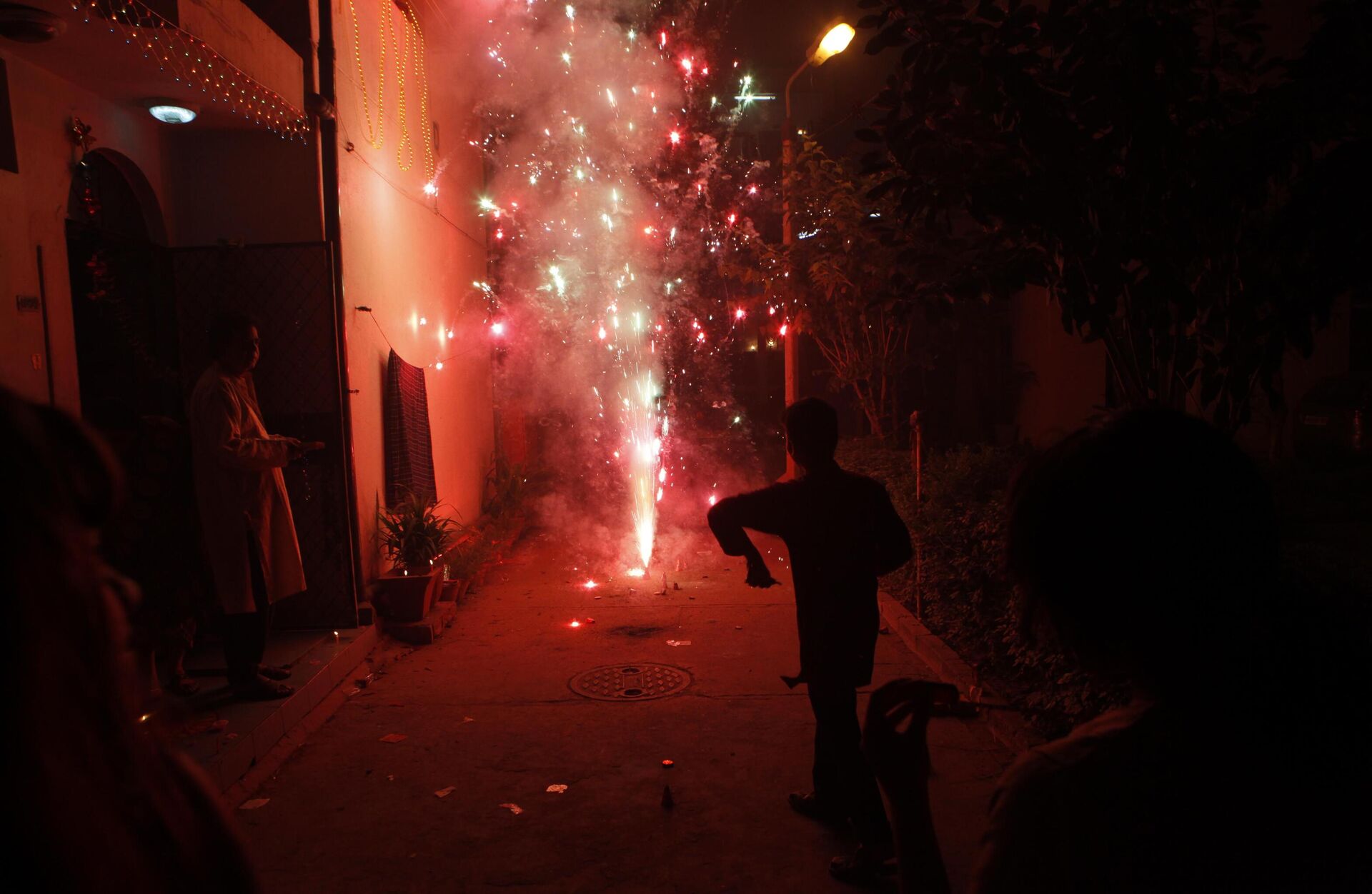 Children light firecrackers to celebrate Diwali - Sputnik India, 1920, 04.11.2023