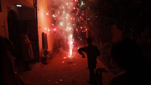 Children light firecrackers to celebrate Diwali - Sputnik India