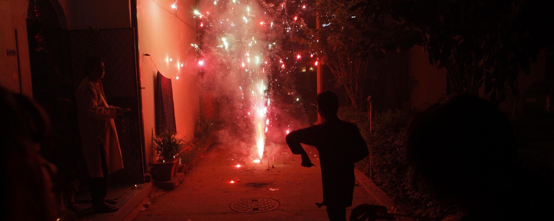 Children light firecrackers to celebrate Diwali - Sputnik India, 1920, 08.11.2023