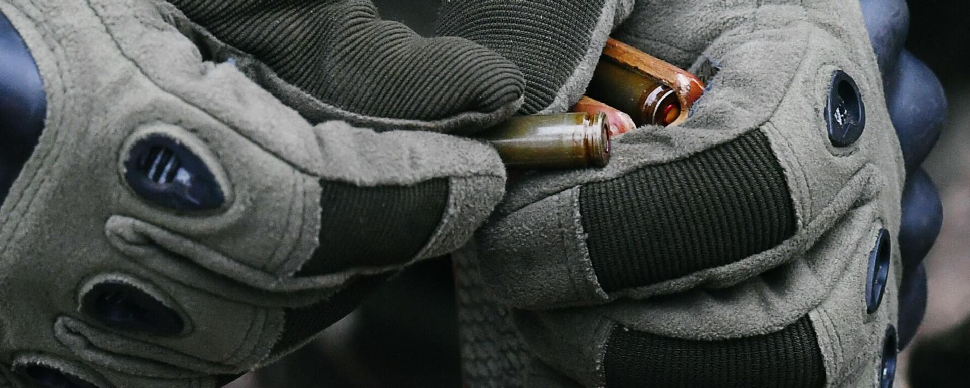 A serviceman holds bullets during a combat training - Sputnik भारत, 1920, 04.11.2023