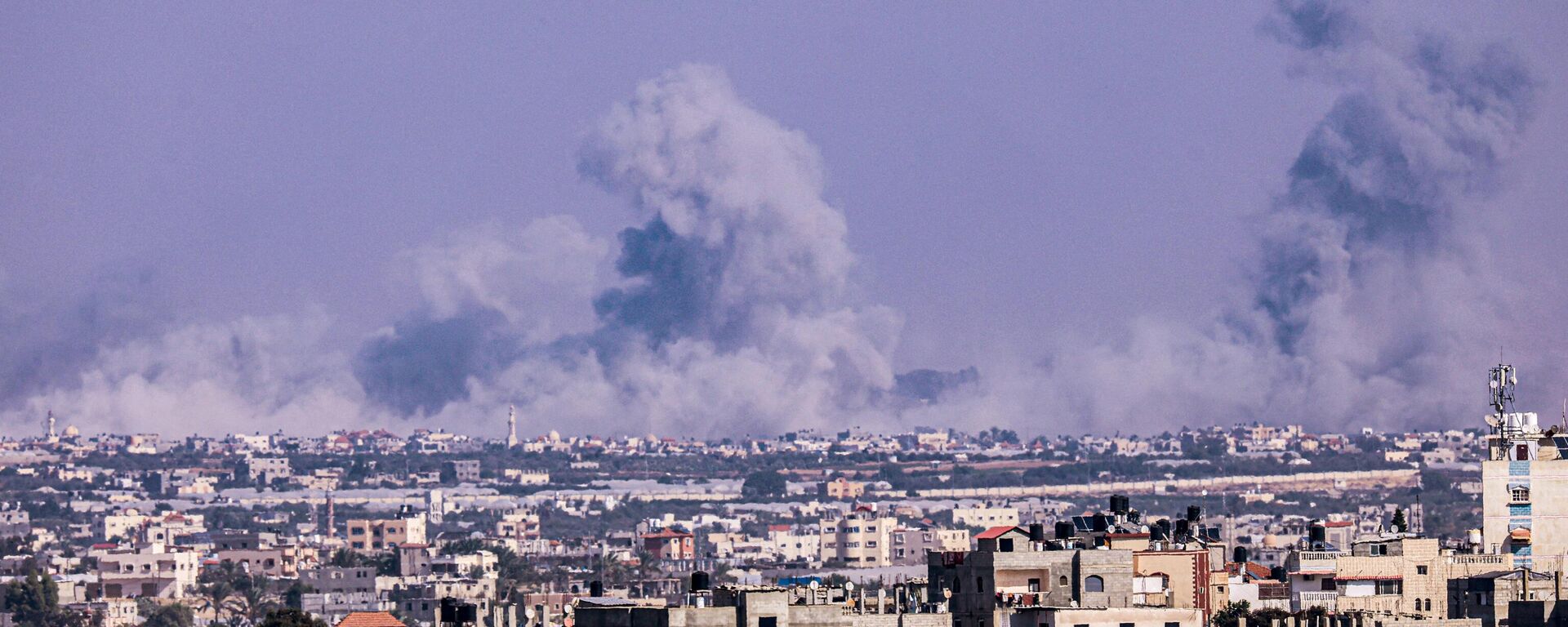 Huge plums of smoke rise on the horizon over the city of Khan Yunis as seen from the city of Rafah, in the southern Gaza Strip on November 4, 2023, amid the ongoing battles between Israel and the Palestinian group Hamas. - Sputnik भारत, 1920, 06.11.2023