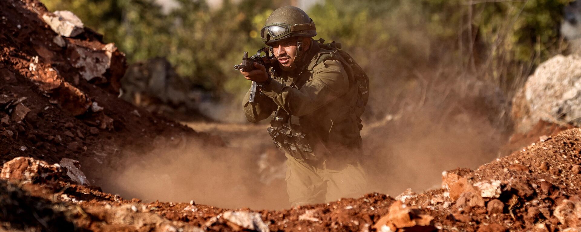 An Israeli army soldier advances during a drill at a position in the upper Galilee region of northern Israel near the border with Lebanon - Sputnik भारत, 1920, 05.11.2023