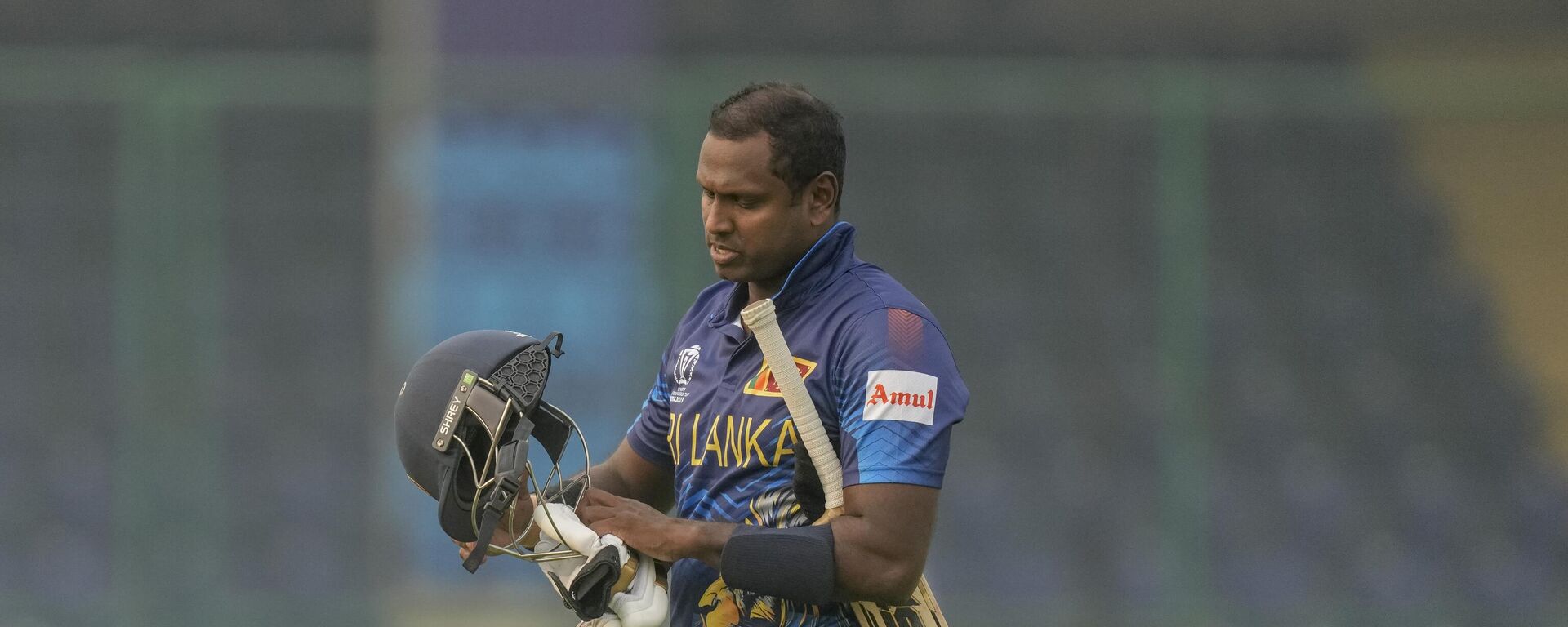 Sri Lanka's Angelo Mathews walks off the field after he was declared timed out during the ICC Men's Cricket World Cup match between Bangladesh and Sri Lanka in New Delhi, India, Monday, Nov. 6, 2023.  - Sputnik भारत, 1920, 06.11.2023