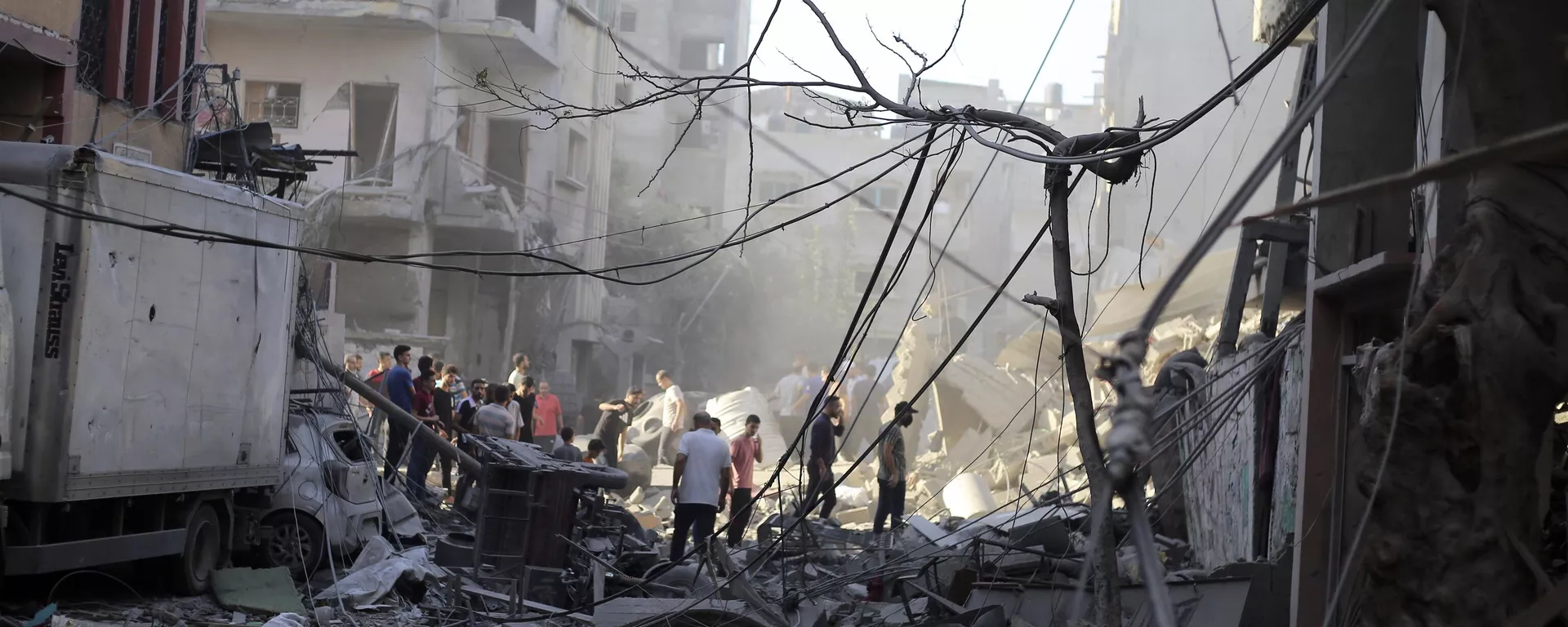 Palestinians inspect the damage of a destroyed house following an Israeli airstrike in Jabaliya refugee camp, on the outskirts of Gaza City, Sunday, Nov. 5, 2023. - Sputnik भारत, 1920, 07.11.2023