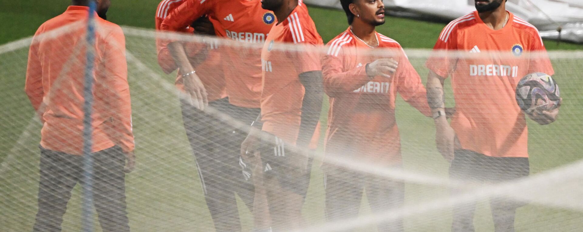 India’s cricketers attend a practice session at the Eden Gardens Cricket Stadium in Kolkata on November 4, 2023, ahead of the 2023 ICC Men's Cricket World Cup one-day international (ODI) match between India and South Africa. - Sputnik भारत, 1920, 07.11.2023