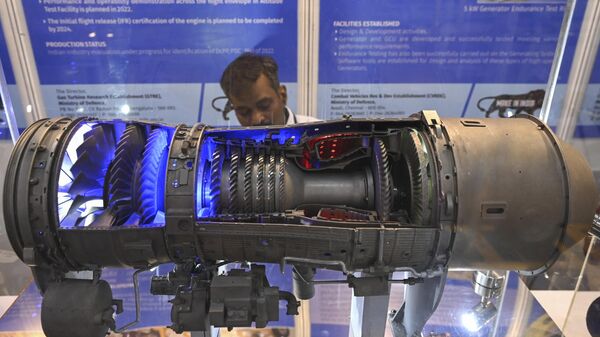 A visitor looks at the Defence Research and Development Organisations (DRDO) jet engine at the Defence and Technology Expo Empowering MSME in Chennai on May 26, 2022.  - Sputnik भारत