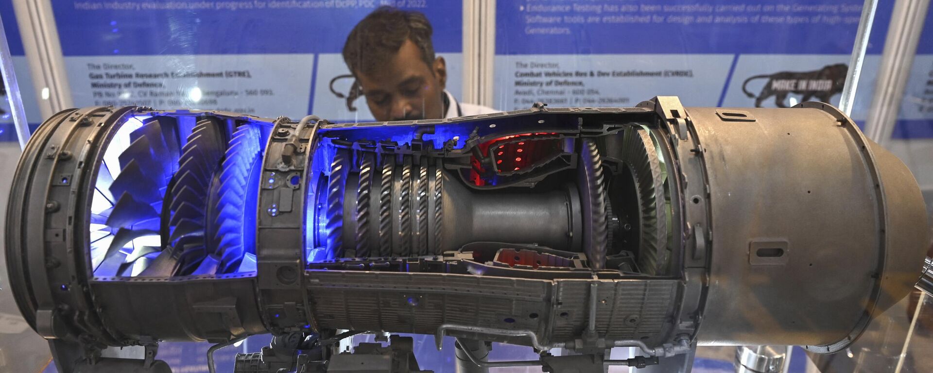 A visitor looks at the Defence Research and Development Organisations (DRDO) jet engine at the Defence and Technology Expo Empowering MSME in Chennai on May 26, 2022.  - Sputnik भारत, 1920, 07.11.2023