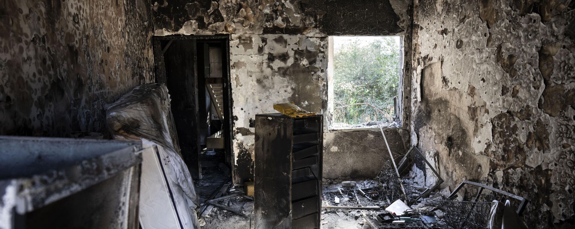 View of a destroyed house in the Kfar Azza kibbutz, Israel, near the Gaza Strip, Tuesday, Nov. 7, 2023. The kibbutz was attacked during the Hamas cross-border attack on Oct. 7, killing and capturing members of its community. - Sputnik भारत, 1920, 07.11.2023