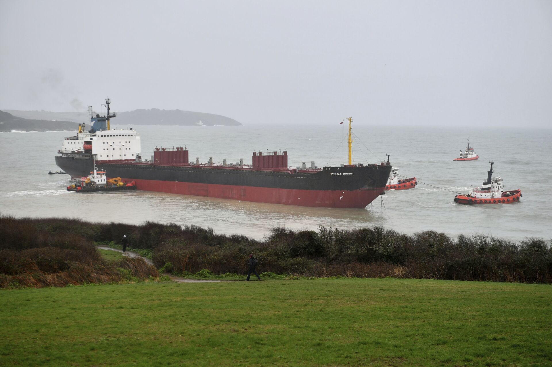 Tugs manoeuvre the Kuzma Minin, a 16,000-tonne Russian cargo ship, as attempts are made to refloat it after it ran aground off Gyllyngvase Beach in Falmouth, south west England, Tuesday Dec. 18, 2018 - Sputnik India, 1920, 07.11.2023