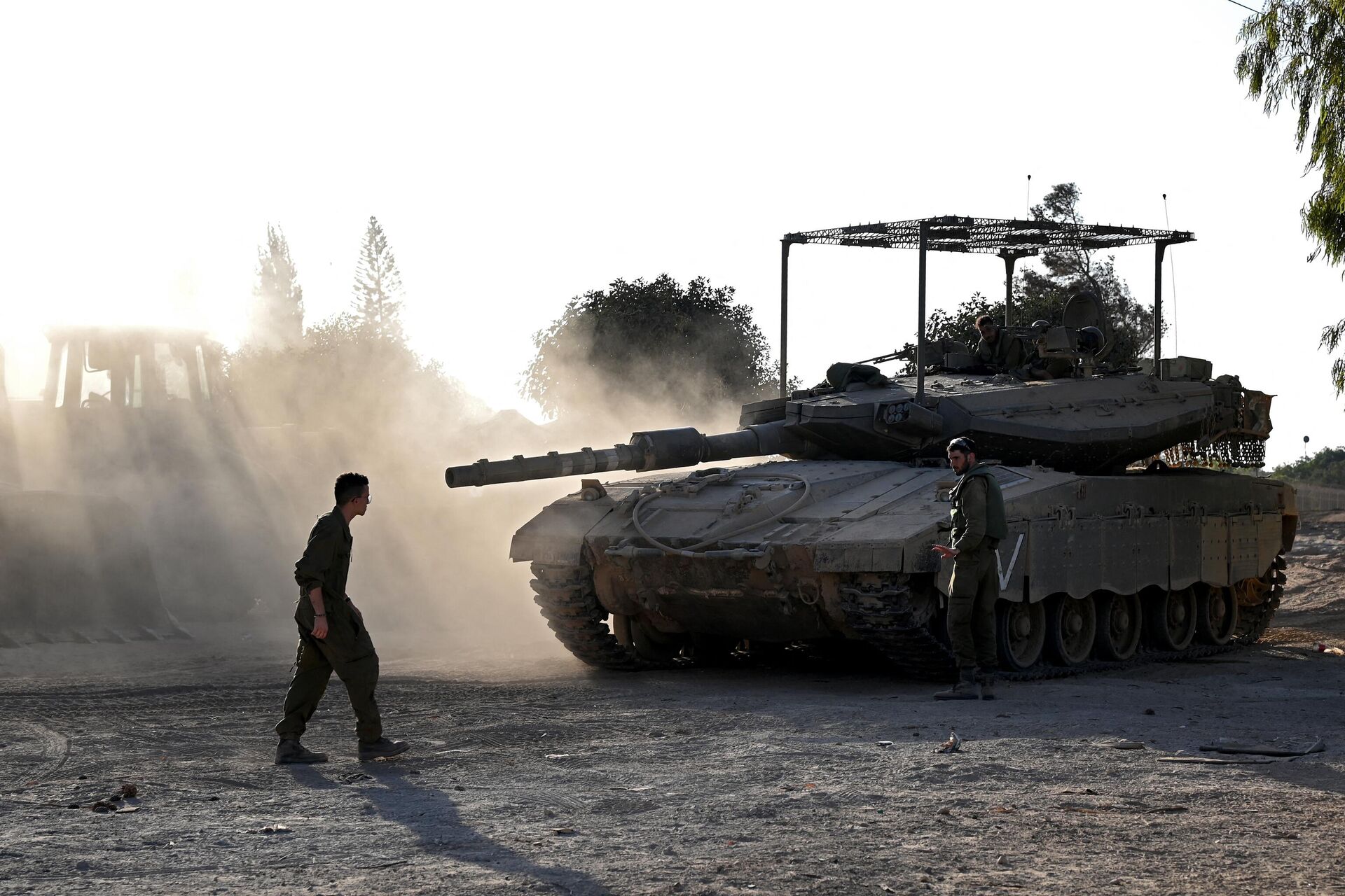 Israeli tanks and bulldozers are deployed along the Israel-Gaza border, amid the ongoing battles between Israel and the Palestinian group Hamas on November 4, 2023. - Sputnik India, 1920, 13.11.2023