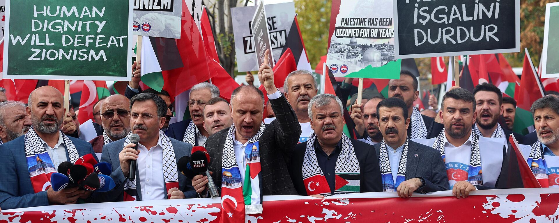 Demonstrators shout slogans during a protest against U.S. Secretary of State Antony Blinken's visit to Turkey, near the U.S. Embassy in Ankara, Turkey November 6, 2023, amid the ongoing conflict between Israel and Palestinian Islamist group Hamas.  - Sputnik भारत, 1920, 07.11.2023