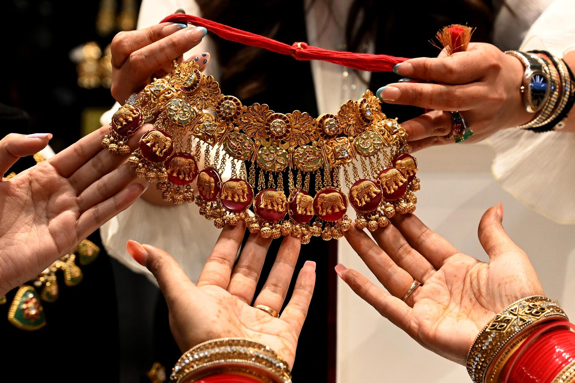 People buy jewellery on the occasion of Dhanteras ahead of the Hindu festival of Diwali at a jewellery store in Amritsar on October 22, 2022. - Sputnik India, 1920, 07.11.2023