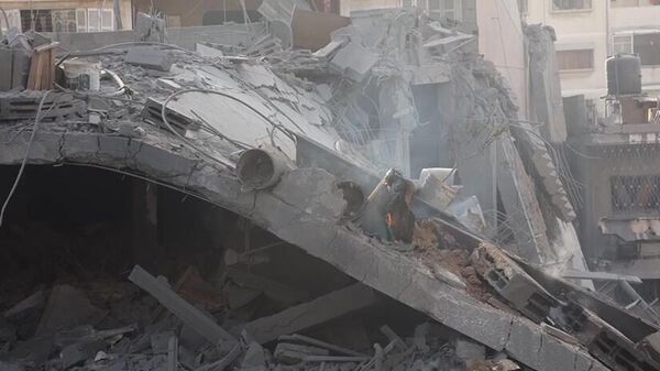 The aftermath of Israel's strike on a Gaza apartment building - Sputnik भारत
