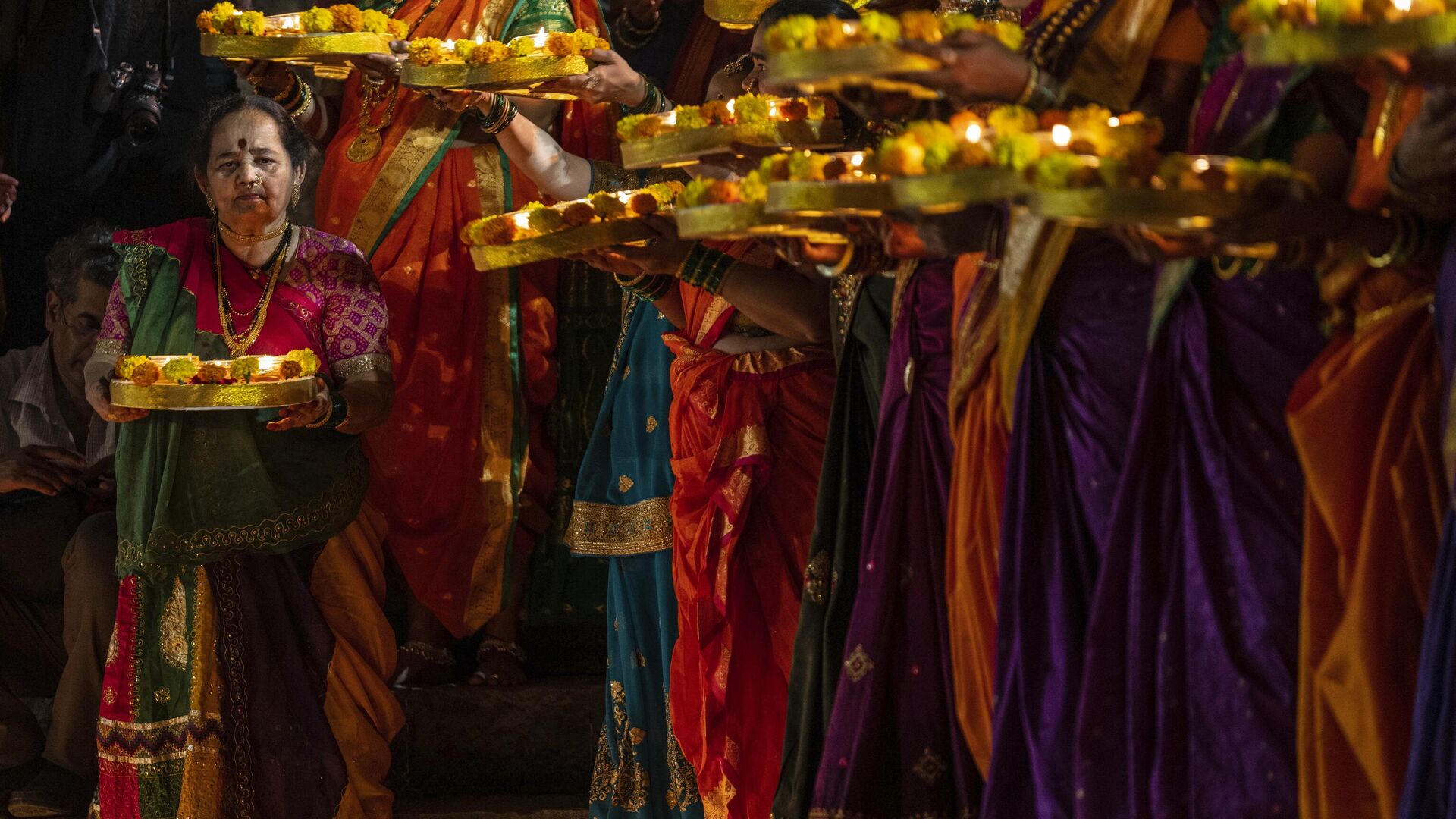 Hindu women hold oil lamps at the Banganga pond as they celebrate Dev Diwali festival in Mumbai, India, Monday, Nov. 7, 2022.  - Sputnik India, 1920, 08.11.2023