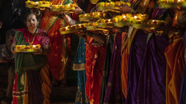 Hindu women hold oil lamps at the Banganga pond as they celebrate Dev Diwali festival in Mumbai, India, Monday, Nov. 7, 2022.  - Sputnik India