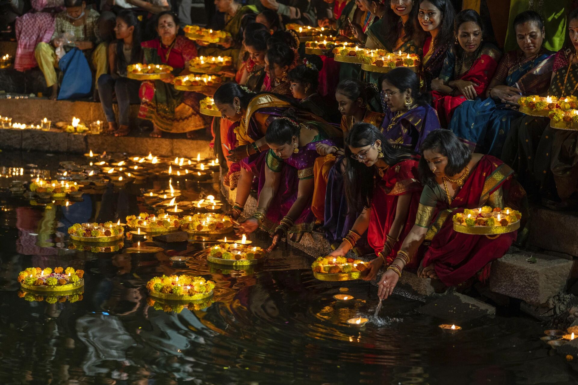 Hindu women light oil lamps at the Banganga pond as they celebrate Dev Diwali festival in Mumbai, India, Monday, Nov. 7, 2022. - Sputnik India, 1920, 08.11.2023