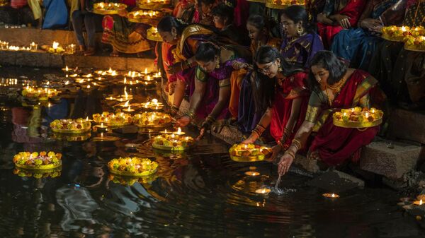 Hindu women light oil lamps at the Banganga pond as they celebrate Dev Diwali festival in Mumbai, India, Monday, Nov. 7, 2022. - Sputnik India