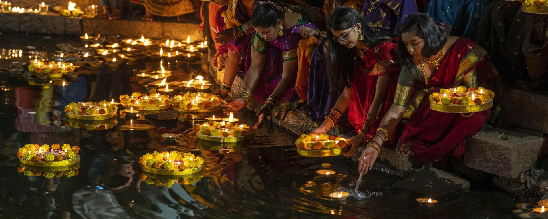 Hindu women light oil lamps at the Banganga pond as they celebrate Dev Diwali festival in Mumbai, India, Monday, Nov. 7, 2022. - Sputnik India, 1920, 09.11.2023