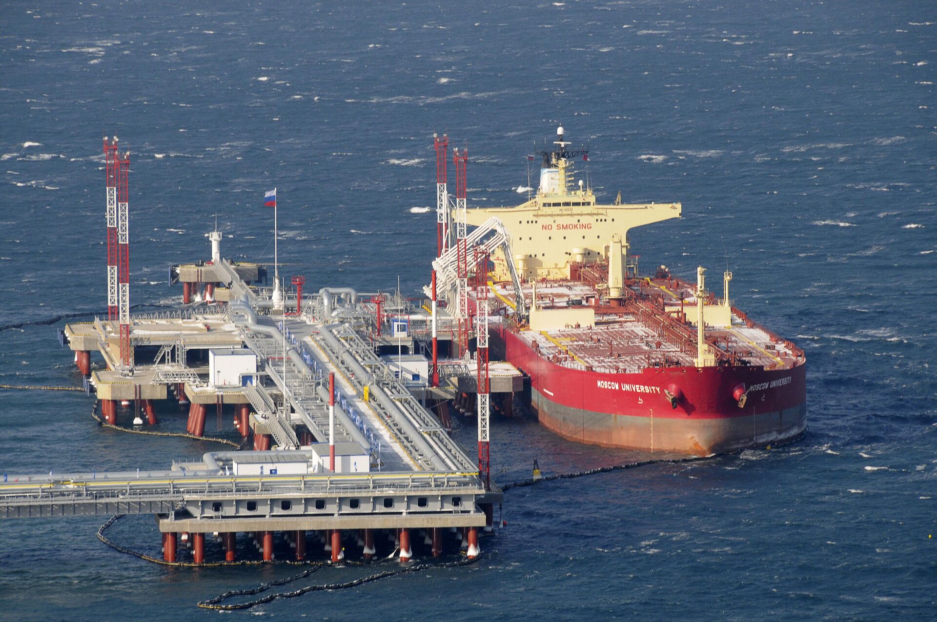 A tanker seen anchored at the new oil export terminal in the far eastern port of Kozmino on Dec. 28, 2009. - Sputnik India, 1920, 18.05.2024