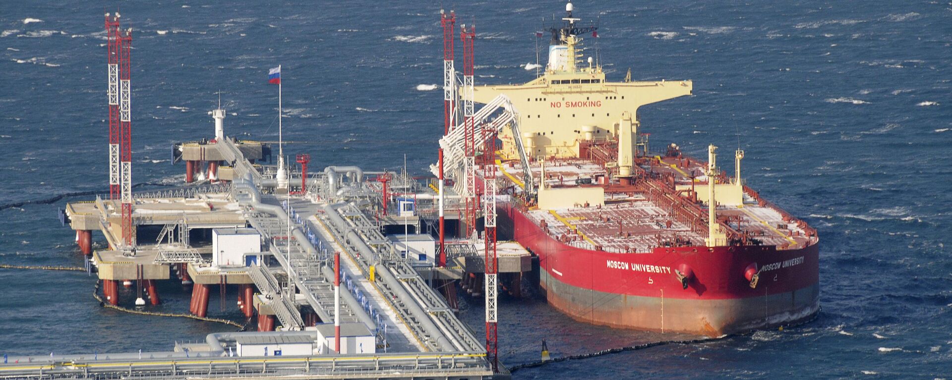 A tanker seen anchored at the new oil export terminal in the far eastern port of Kozmino on Dec. 28, 2009. - Sputnik भारत, 1920, 08.11.2023