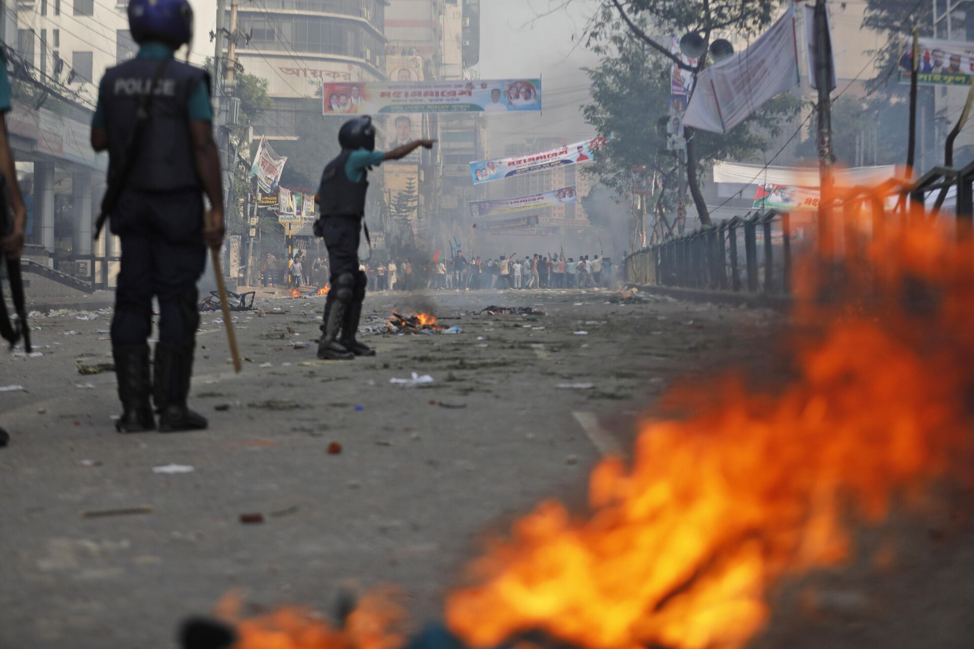 Activists of the Bangladesh Nationalist Party clash with police officers during a protest in Dhaka, Bangladesh, Saturday, Oct. 28, 2023. - Sputnik India, 1920, 22.12.2023