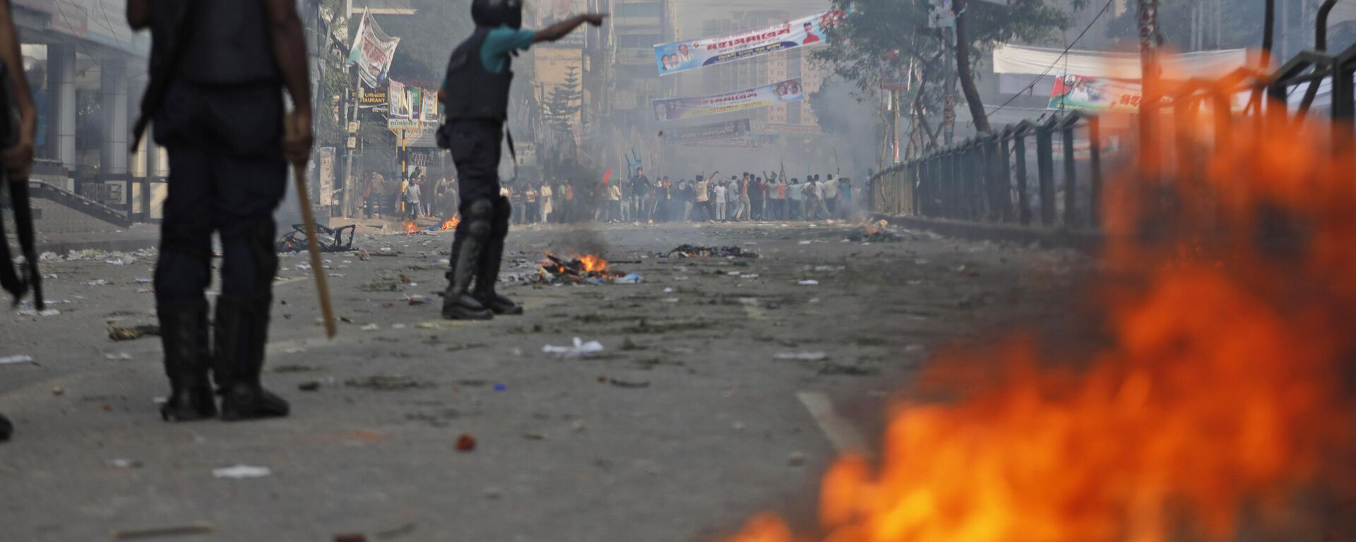 Activists of the Bangladesh Nationalist Party clash with police officers during a protest in Dhaka, Bangladesh, Saturday, Oct. 28, 2023. - Sputnik India, 1920, 08.11.2023