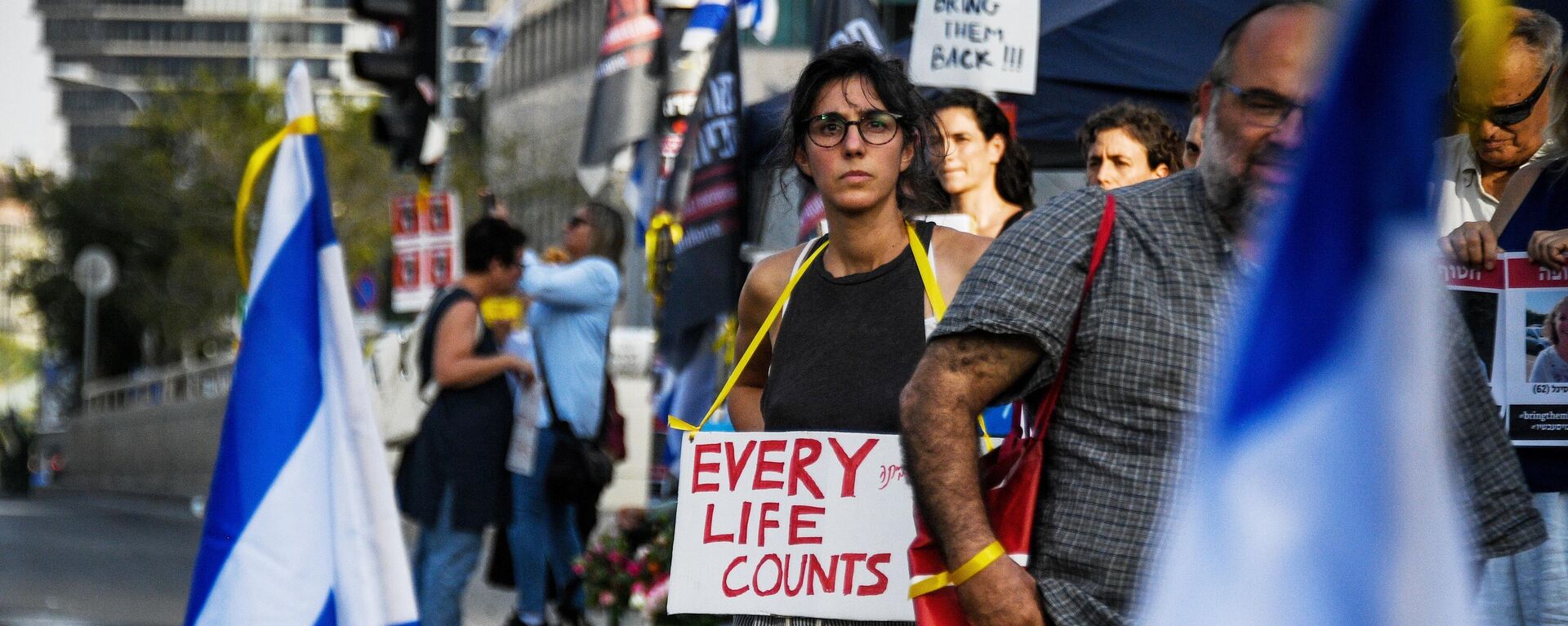 People attend a demonstration to show support and solidarity with the families of hostages who are being held in Gaza, amid the ongoing conflict between Israel and Hamas, in Tel Aviv, Israel. - Sputnik भारत, 1920, 08.11.2023