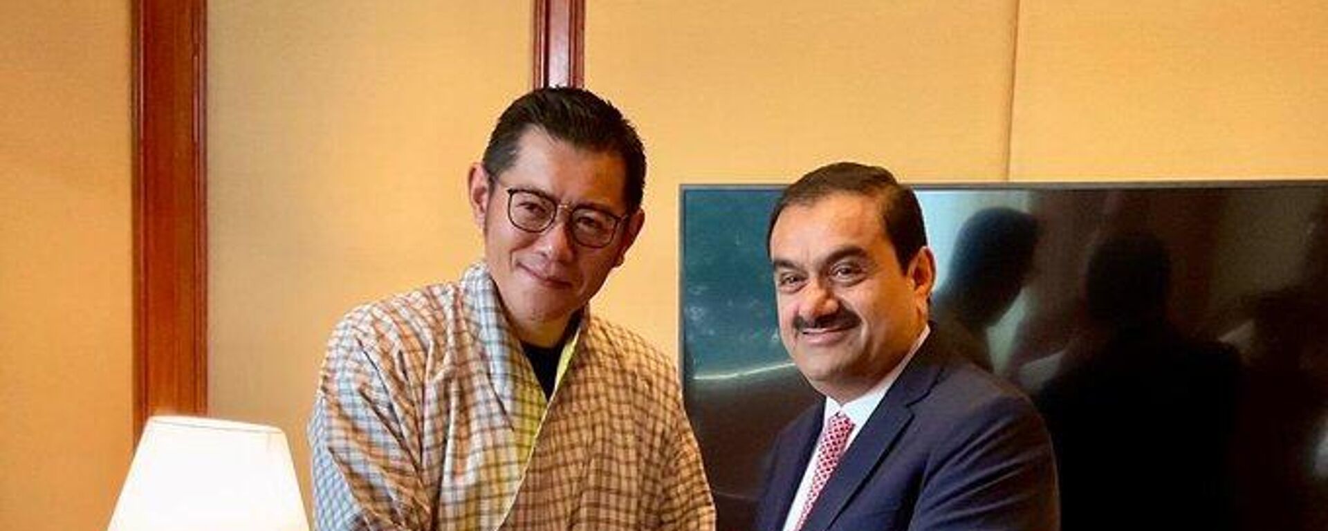 Gautam Adani, the head of billionaire ports-to-mining conglomerate Adani Enterprises, met the Bhutanese King Jigme Khesar Namgyel Wangchuck on 8 November. - Sputnik भारत, 1920, 08.11.2023