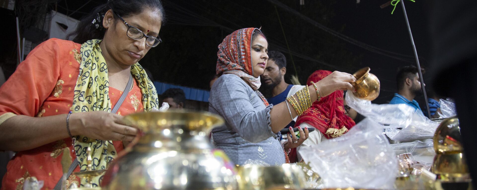 People buy utensils as they mark 'Dhanteras', a day considered auspicious to make new purchases ahead of Diwali festival in New Delhi, India, Saturday. Oct. 22, 2022. - Sputnik India, 1920, 08.11.2023