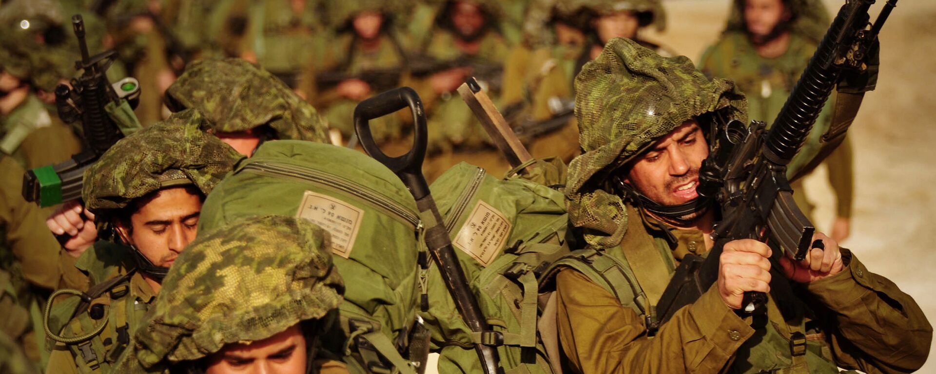 In this photo released by the Israeli army, Israeli soldiers walk towards the northern Gaza Strip as seen from the Israeli border with Gaza, Monday, Jan. 12, 2009. - Sputnik भारत, 1920, 09.11.2023