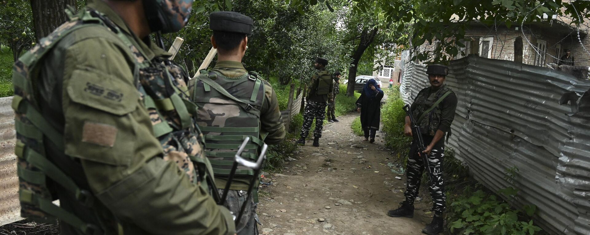 Security forces guards stand guard near the house of Sunil Kumar, who belonged to the Kashmiri Pandit community, after suspected militants shot him dead at an apple orchard in Chotipora area of Shopian, some 50 Km South of Srinagar on August 16, 2022  - Sputnik भारत, 1920, 09.11.2023