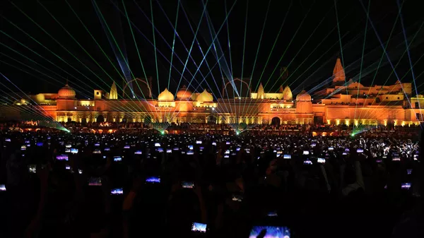 Spectators lift their phones to record a laser show on the life of Hindu God Ram on the eve of Diwali festival in Ayodhya, India. Sunday , Oct. 23, 2022.  - Sputnik भारत