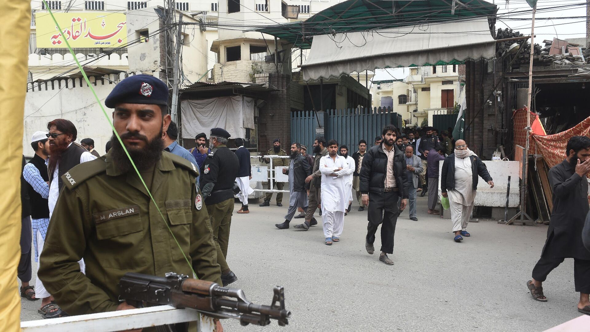 A Pakistani policeman stands guard as worshippers leave after offering Friday prayere from a mosque of banned militant Jamaat-ud-Dawa (JuD) - an organisation believed by the United Nations (UN) to be a front for the banned Islamist militant group Lashkar-e-Taiba – after it was taken over by the authorities, in Lahore on March 8, 2019. Pakistan has detained more than 100 suspected militants, the country's interior ministry said Thursday, amid an ongoing crackdown on extremist groups prompted by weeks of high tension with neighbouring India. - Sputnik भारत, 1920, 06.12.2023