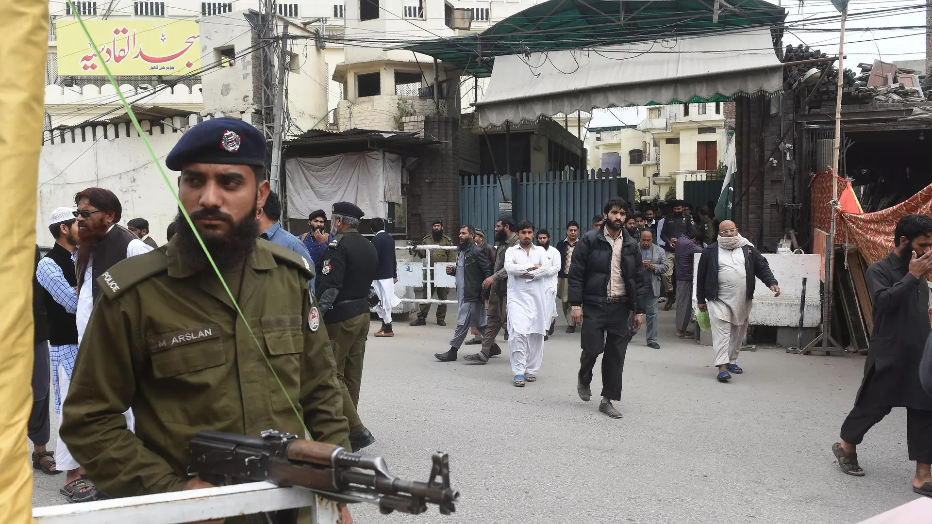 A Pakistani policeman stands guard as worshippers leave after offering Friday prayere from a mosque of banned militant Jamaat-ud-Dawa (JuD) - an organisation believed by the United Nations (UN) to be a front for the banned Islamist militant group Lashkar-e-Taiba – after it was taken over by the authorities, in Lahore on March 8, 2019. Pakistan has detained more than 100 suspected militants, the country's interior ministry said Thursday, amid an ongoing crackdown on extremist groups prompted by weeks of high tension with neighbouring India.