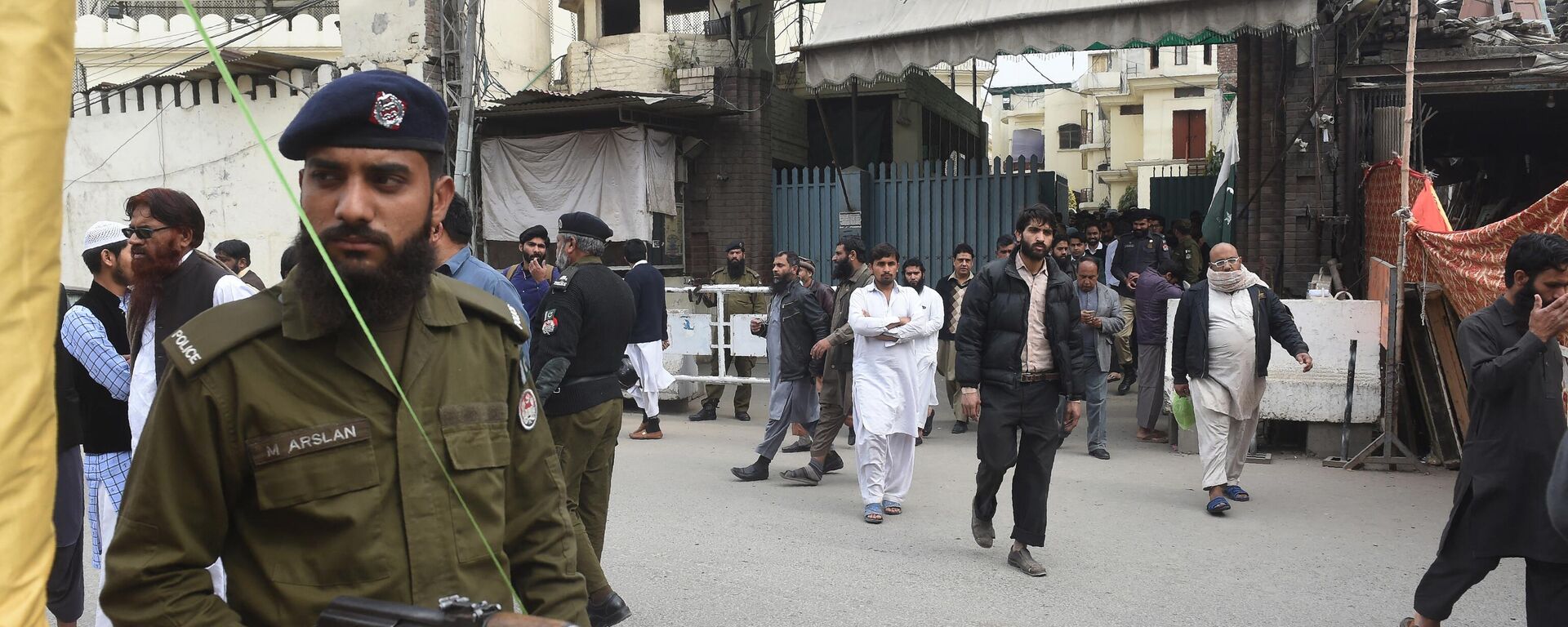 A Pakistani policeman stands guard as worshippers leave after offering Friday prayere from a mosque of banned militant Jamaat-ud-Dawa (JuD) - an organisation believed by the United Nations (UN) to be a front for the banned Islamist militant group Lashkar-e-Taiba – after it was taken over by the authorities, in Lahore on March 8, 2019. Pakistan has detained more than 100 suspected militants, the country's interior ministry said Thursday, amid an ongoing crackdown on extremist groups prompted by weeks of high tension with neighbouring India. - Sputnik भारत, 1920, 10.11.2023
