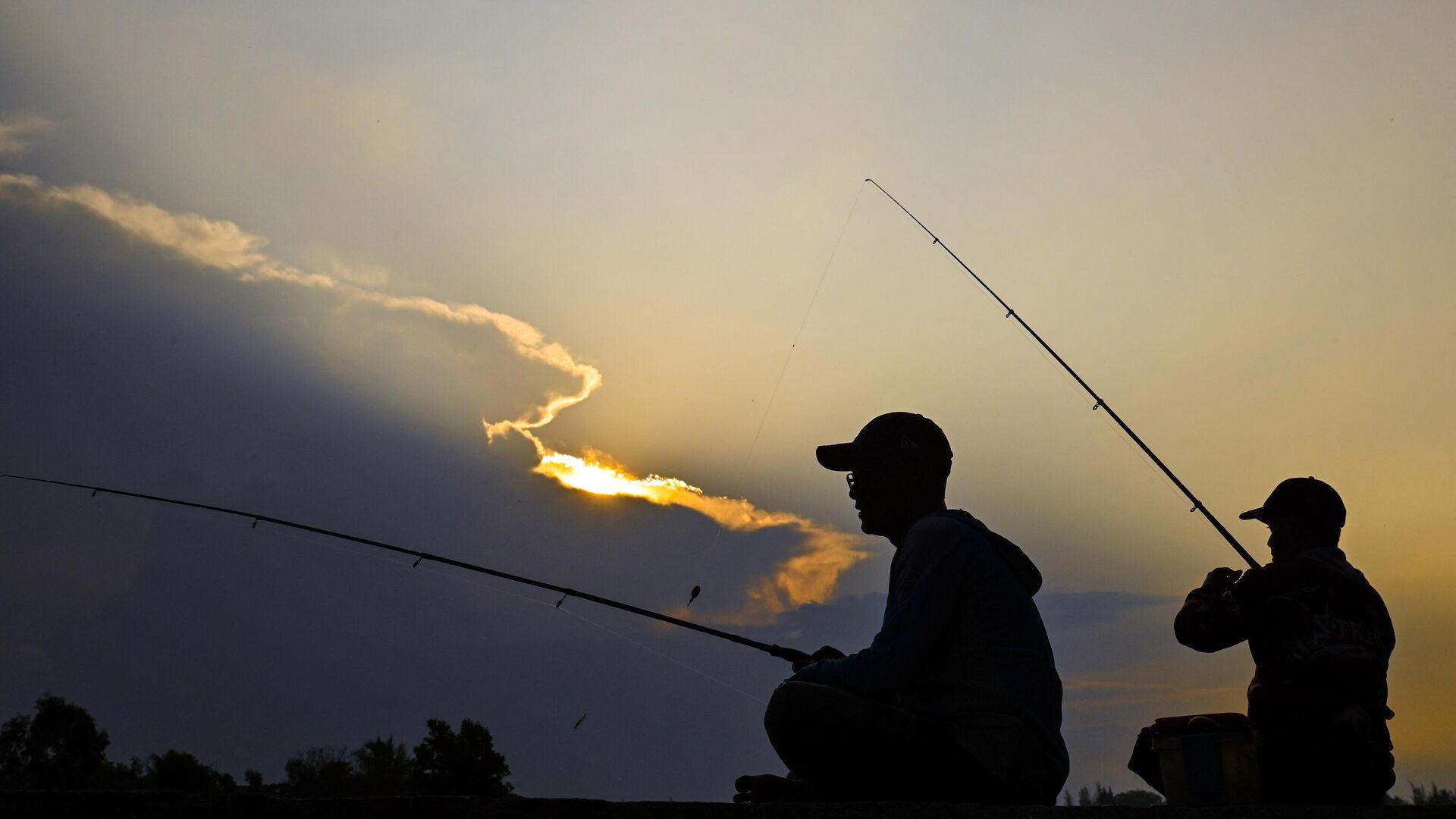 Anglers fish during sunrise in Banda Aceh on April 11, 2023. - Sputnik India, 1920, 10.11.2023