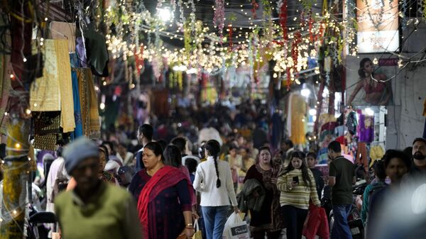 People crowd a market area head of Diwali, the Hindu festival of lights, in Jammu, India, Friday, Nov. 10,2023. Diwali is one of Hinduism's most important festivals, dedicated to the worship of the goddess of wealth Lakshmi.  - Sputnik India