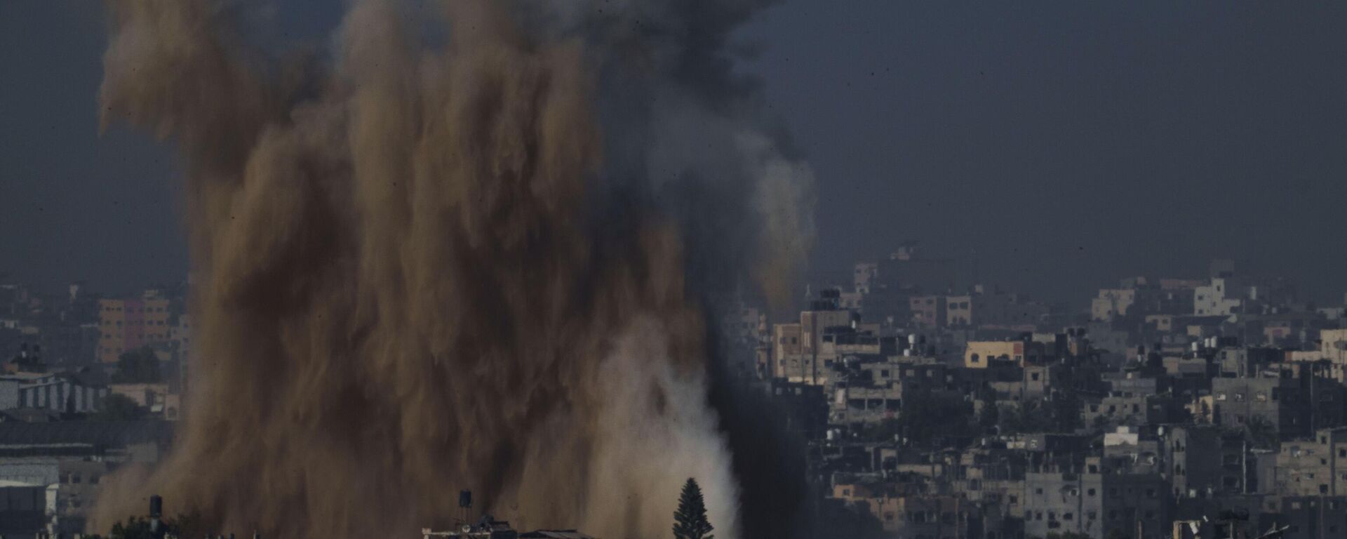An Israeli airstrike in the Gaza Strip is seen from southern Israel, Friday, Nov. 10, 2023. - Sputnik India, 1920, 11.11.2023