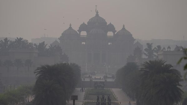 a thick smog in New Delhi - Sputnik India