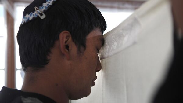 A Bnei Menashe Jewish community boy prays in a Synagogue, during a prayer ceremony - Sputnik भारत
