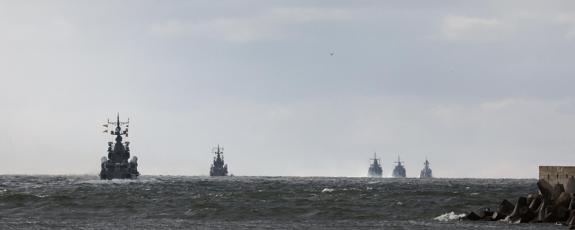 Warships are seen during naval drills staged by the Baltic Fleet forces of the Russian Navy in the Baltic Sea town of Baltiysk in Kaliningrad Region, Russia. - Sputnik भारत, 1920, 15.02.2024